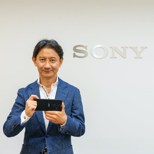 Hamagucsi Cutomu, a Sony mobilos üzletágának vezetője kezében egy Xperia Pro-I okostelefonnal