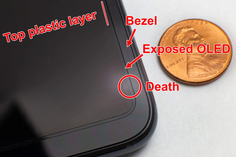 Keskeny sáv a plasztik védőréteg és a képernyő széle között