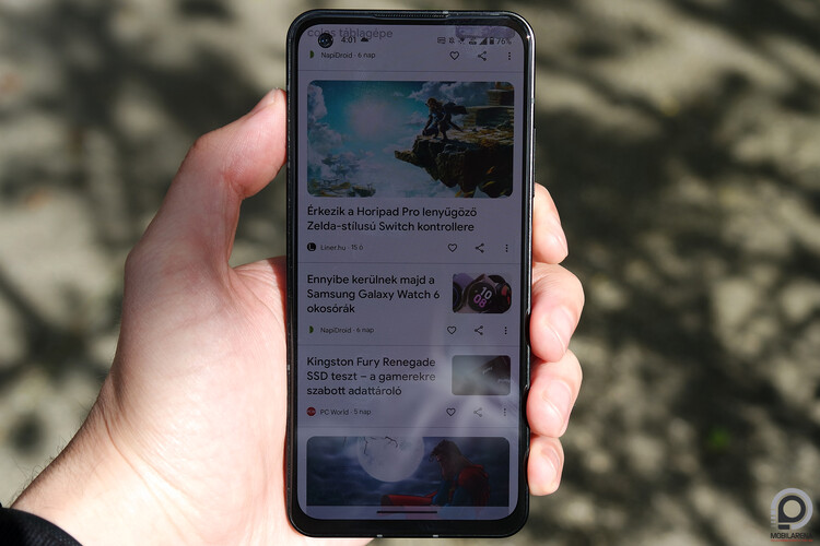 Zenfone 10 közvetlen napfényben