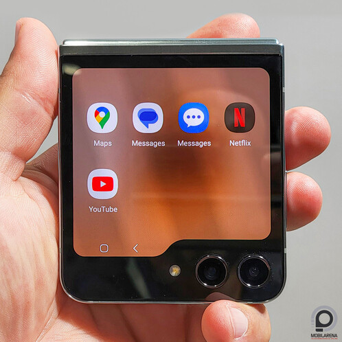 A Motorola Razr 40 Ultra a Galaxy Z Flip5 mellett