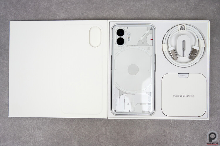 A doboz és a tartozékként adott kábel, SIM-tű