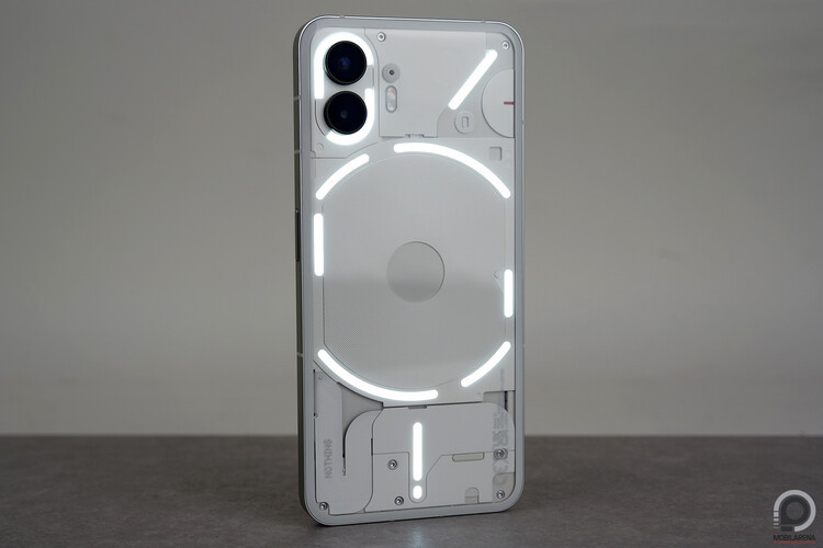 A Nothing Phone (2) fehér színben