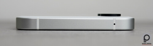 Alul hangszóró, USB-C csatlakozó, SIM-tálca és mikrofon, felül antennakivezetés és mikrofon