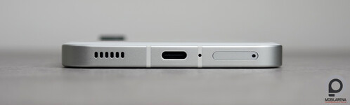 Alul hangszóró, USB-C csatlakozó, SIM-tálca és mikrofon, felül antennakivezetés és mikrofon