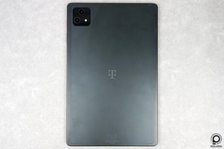 A hátlap egyszerű, letisztult