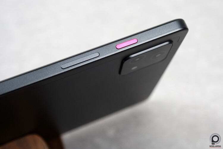 A magentaszín gomb aranyos, elhelyezkedése kicsit kényelmetlen