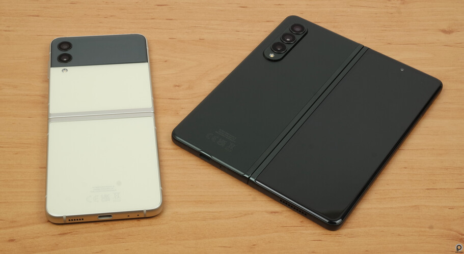 Egymás mellett a Galaxy Z Flip 3 és a Galaxy Z Fold 3