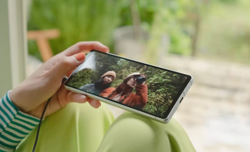 A Sony Xperia 5 Mark V kézben