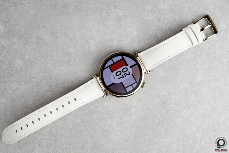 Huawei Watch GT 4 a 41 mm-es változatában, bőr szíjjal