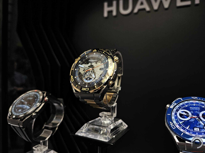 Huawei Watch Ultimate Gold Edition a két "alap" Watch Ultimate közül kiemelkedve