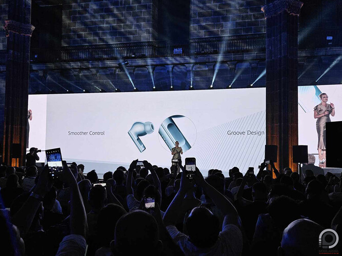 Segíti a parancsbevitelt a száron található új gomb