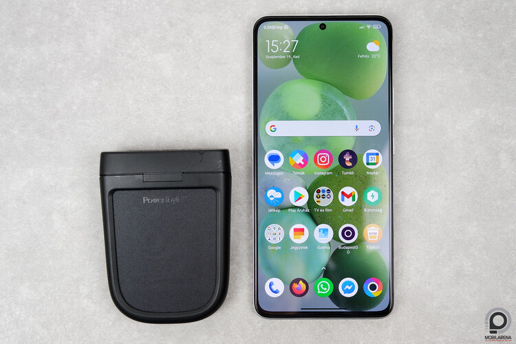 A Phoenix egy Poco F5 Pro telefon mellett