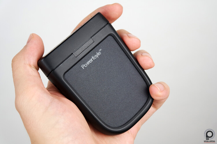 A tok egyik oldalát elfoglalja a napelem