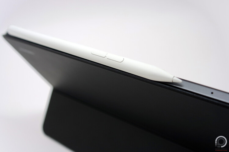 Mágnessel tapad töltőjére az érintőtoll a gép oldalán