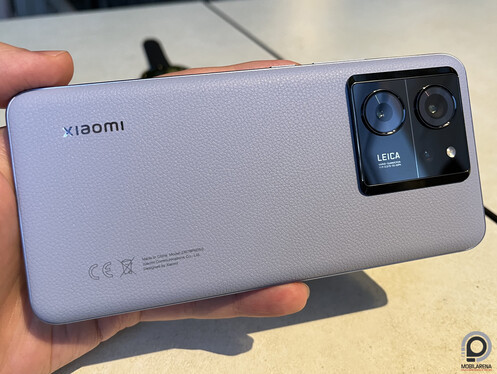 Műbőr vs. üveg. Egyértelmű, melyik szedi össze gyorsabban a maszatokat