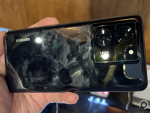 Műbőr vs. üveg. Egyértelmű, melyik szedi össze gyorsabban a maszatokat