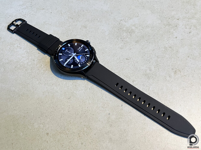 A Watch 2 Pro fekete színben, fekete szilikon szíjjal
