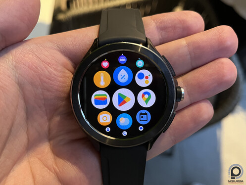 Wear OS 3.5 fut az órán, az érintőkijelző mellett az oldalán található két gombbal és a tekerhető/kattintható koronával irányítható