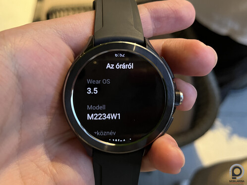 Wear OS 3.5 fut az órán, az érintőkijelző mellett az oldalán található két gombbal és a tekerhető/kattintható koronával irányítható