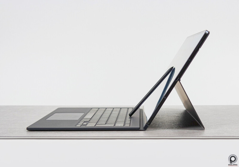 Jóval mélyebben nyúlik hátra a Tab S9 Ultra az asztalon egy laptopnál