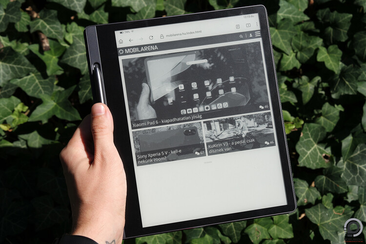 Lenovo Smart Paper a kézben