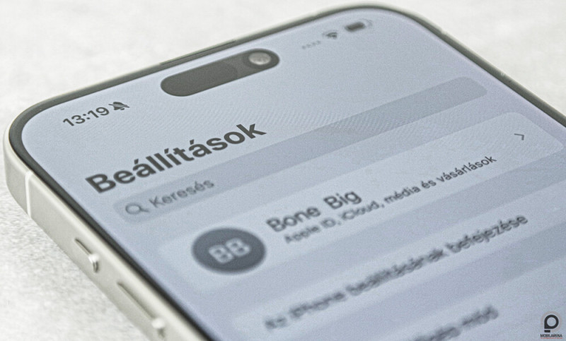 A művelet gomb legfelül, az ujjaktól nagyon messze került