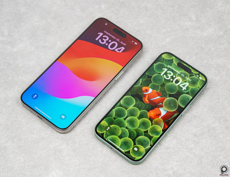 Az iPhone 15 Pro Max az iPhone 15 mellett