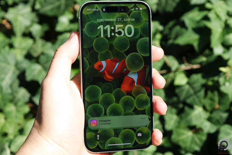 Közvetlen erős napfény alatt is remekül olvasható marad a panel