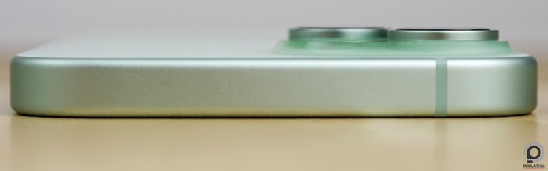 Felül semmi, hacsak a keretben elrejtett antennakivezetést nem számoljuk