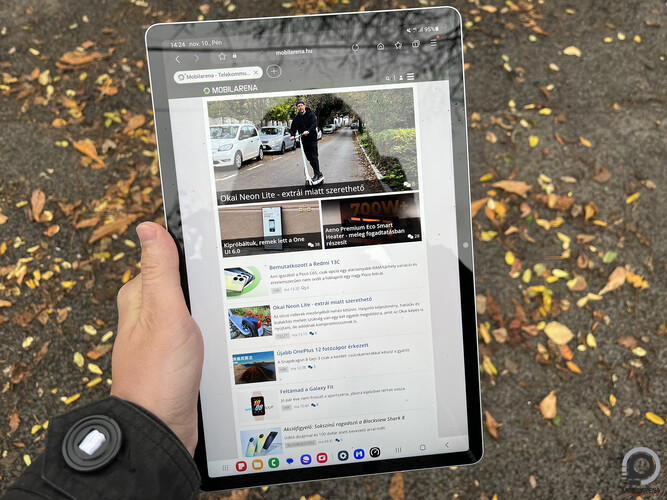 Kifejezetten fényes az IPS panel, amely az eszközbe került