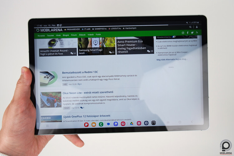 Samsung Galaxy Tab S9 FE+ a kézben