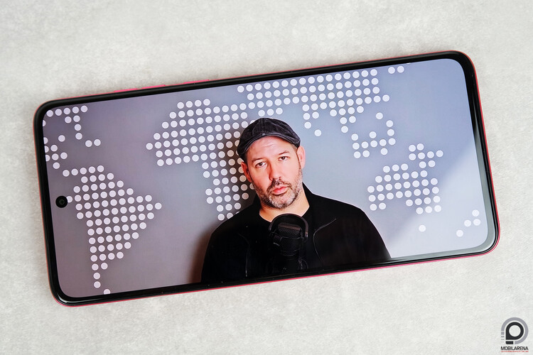 A Moto G84 5G a Viva Magenta színben jutott el hozzánk tesztre