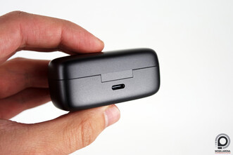 Az apró töltőtok a kezemben