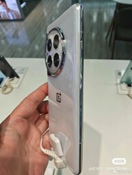 Egy OnePlus 12-es demókészülék
