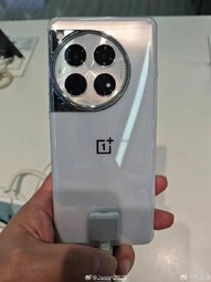 Egy OnePlus 12-es demókészülék