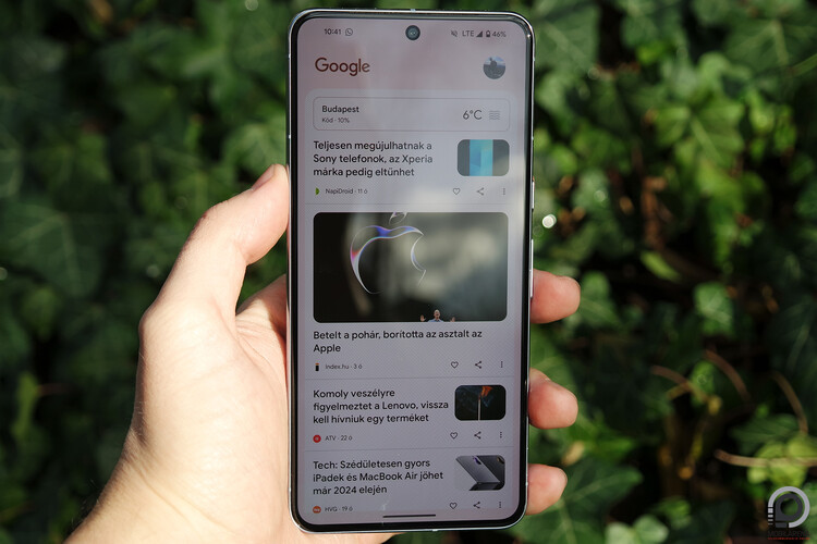 A kijelző közvetlen napfény alatt is jól olvasható