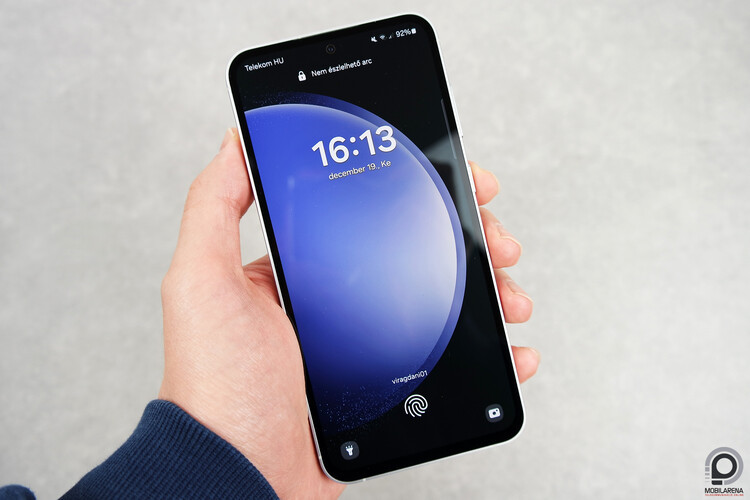 Samsung Galaxy S23 FE a kezemben