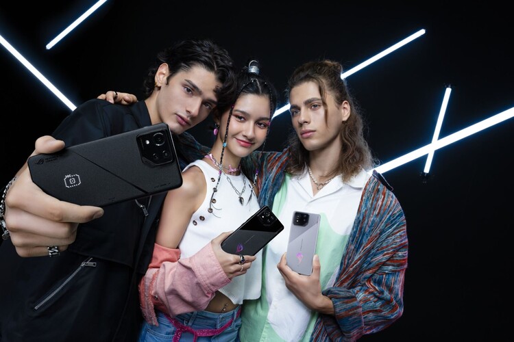Balról jobbra a kezekben: ROG Phone 8 Pro és két ROG Phone 8