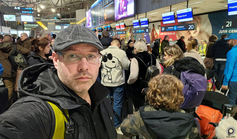 Nagyon reggel még a Liszt Ferihegy Nemzetközi Dohány -és Parfümbolt becsekkolásánál