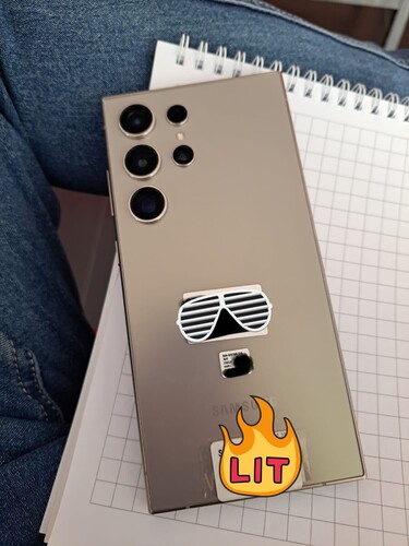 Nyers titán színben a Samsung Galaxy S24 Ultra