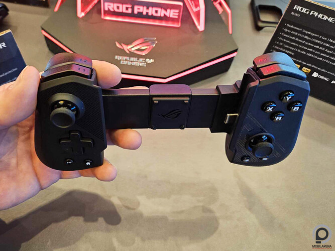 A ROG Tessen kinyitva