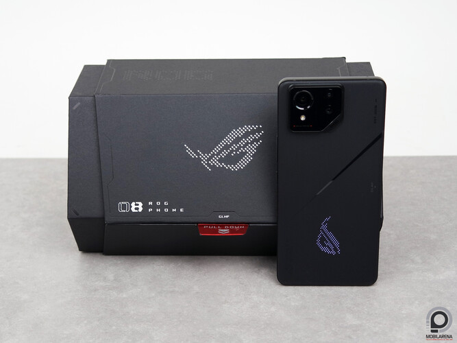ROG Phone 8 Pro a doboza előtt