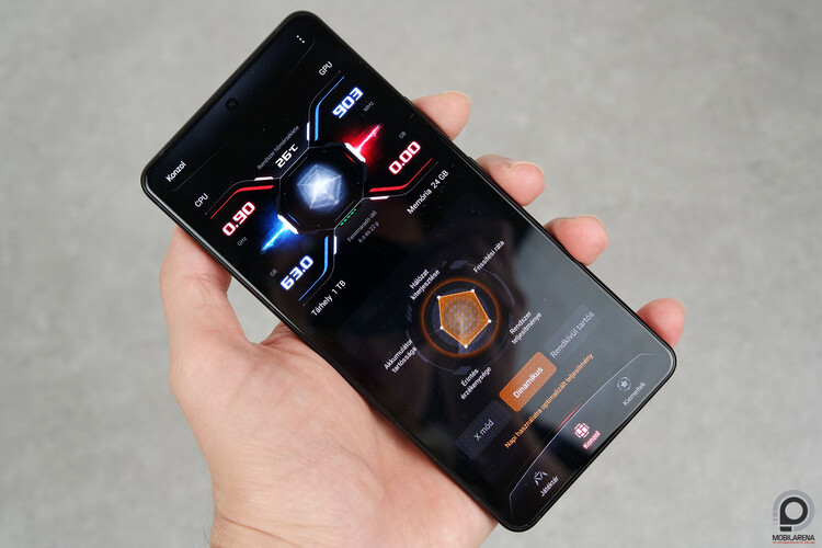 ROG Phone 8 Pro a kezemben