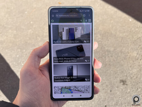A csúcsmodellek kijelzőinek fényességéhez nem ér fel a Redmi Note 13 5G, de egész olvasható marad közvetlen napfényben is