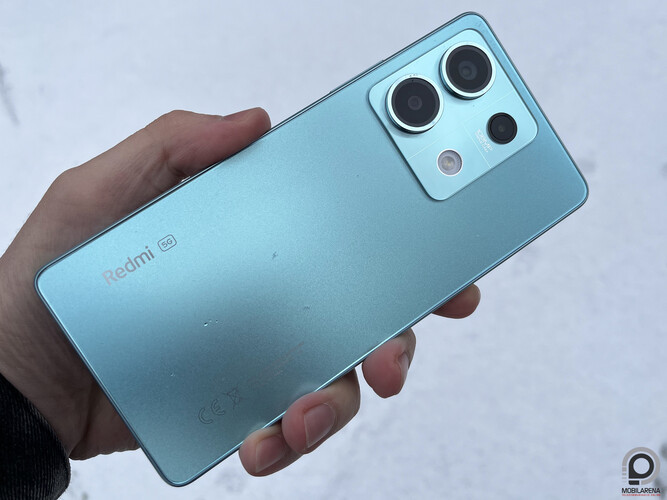 IP54-es lett az alapmodell is, a képen a Redmi Note 13 5G kék színben