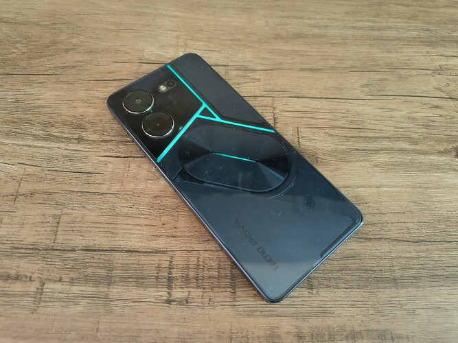 Világító LED fények a Tecno Pova 5 hátoldalán