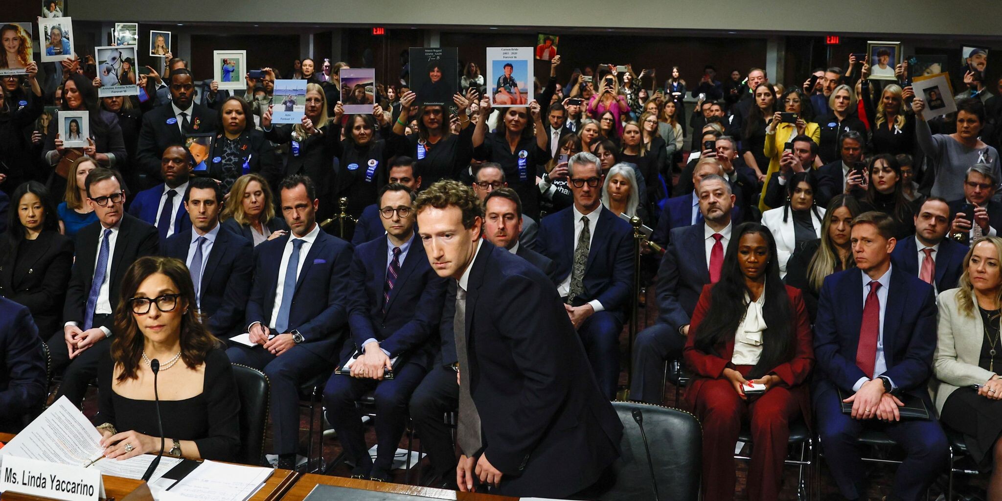 USA, gyerekek: vér tapad Zuckerberg kezéhez
