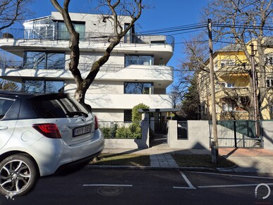 A generatív AI funkcióval módosított képek, melyek bal sarkában egy apró vízjel mutatja, ezzel a fotóval bizony mahináltak a masinák