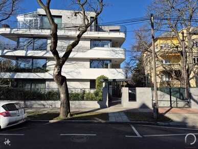 A generatív AI funkcióval módosított képek, melyek bal sarkában egy apró vízjel mutatja, ezzel a fotóval bizony mahináltak a masinák