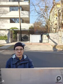 A generatív AI funkcióval módosított képek, melyek bal sarkában egy apró vízjel mutatja, ezzel a fotóval bizony mahináltak a masinák